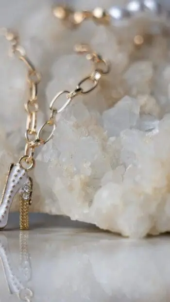 FEMININE PEARL NECKLACE