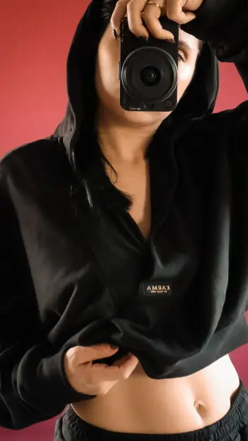 CROPPED BLACK HOODIE